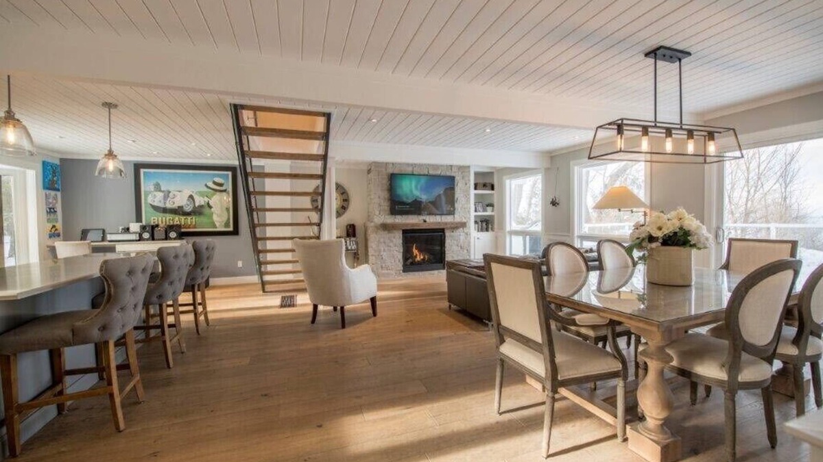 The Blue Mountains Cottage | Elegant 4 bedroom waterfront home with hot tub