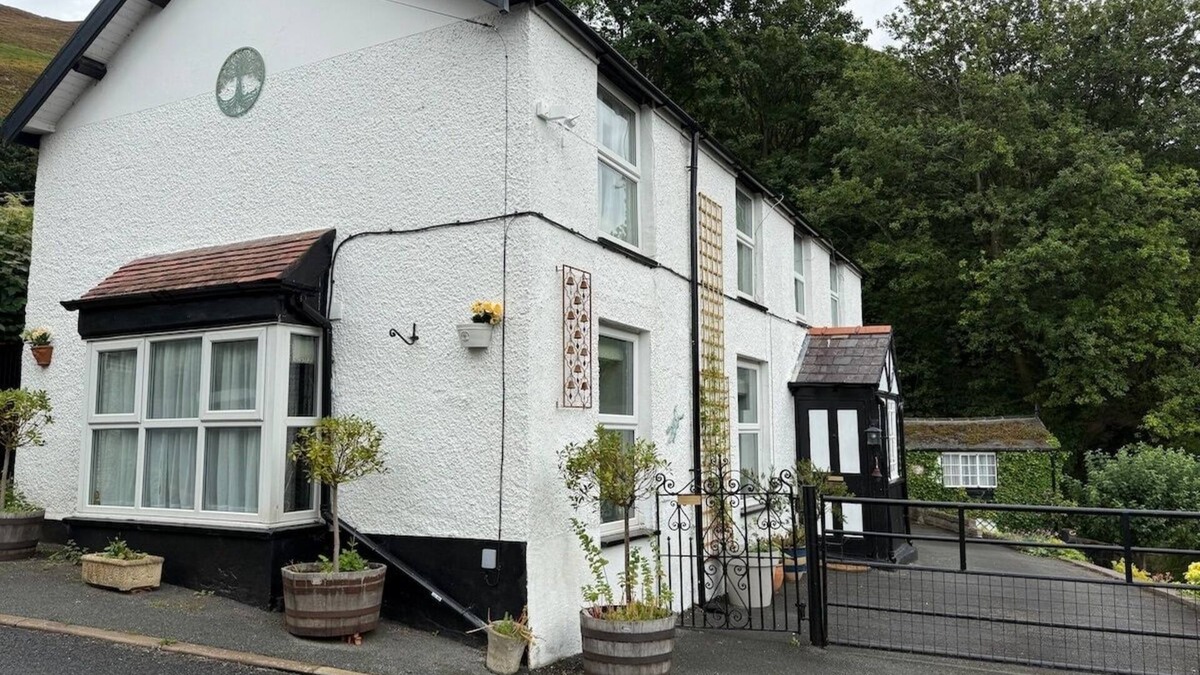 Dwygyfylchi House | Elegant 4-Bed Pet-Friendly Retreat in Snowdonia