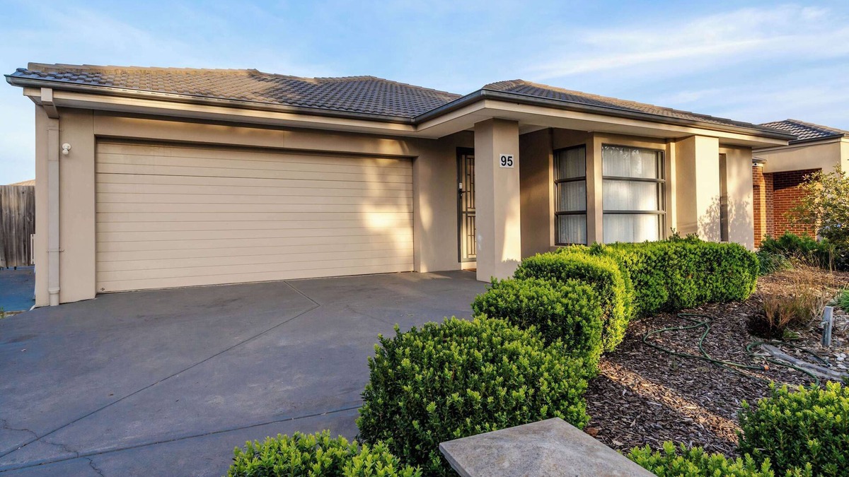 Point Cook House | Elegant 4BR Villa with 3 Living Rooms in PointCook