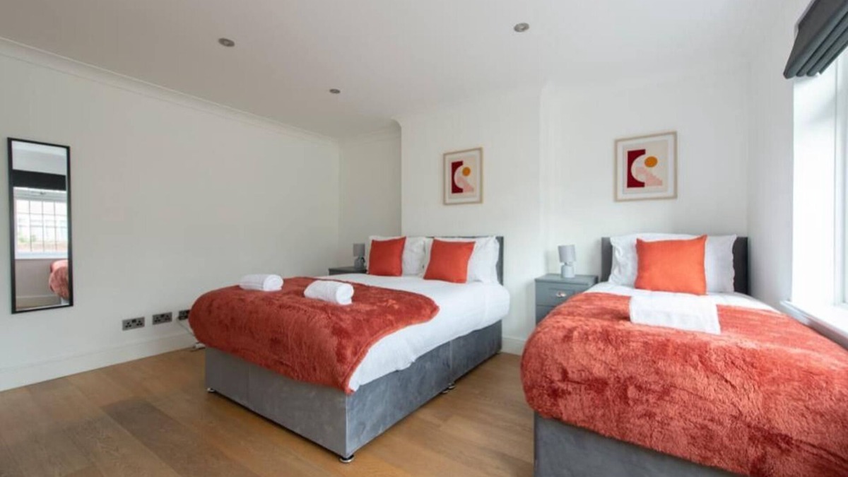 Pettits House | Elegant 5 Bedroom House in Romford