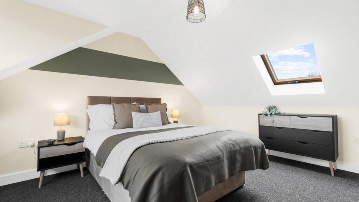 Tipton House | Elegant 5 Bedroom House/Free Parking/Yard