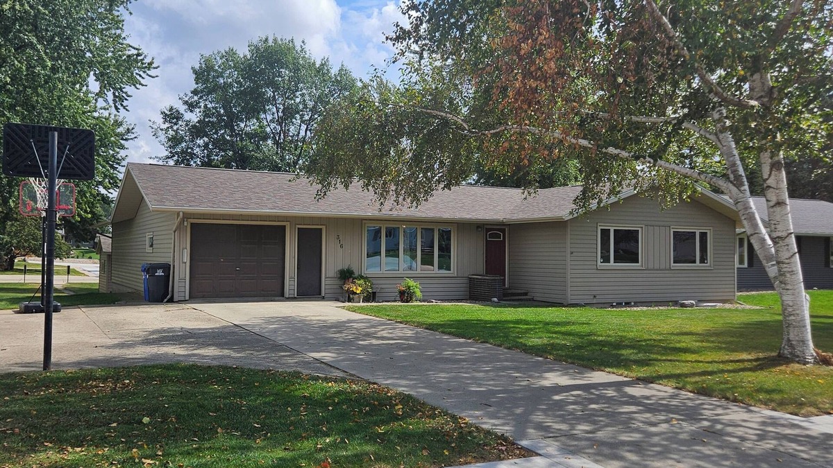 Sioux Center House | Elegant 5-bedroom house in Sioux Center near Dordt University and downtown.