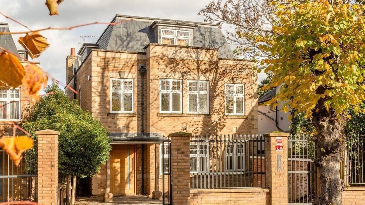 Finchley Church End House | Elegant 5BR/4BA w/Gym/Cinema/Games