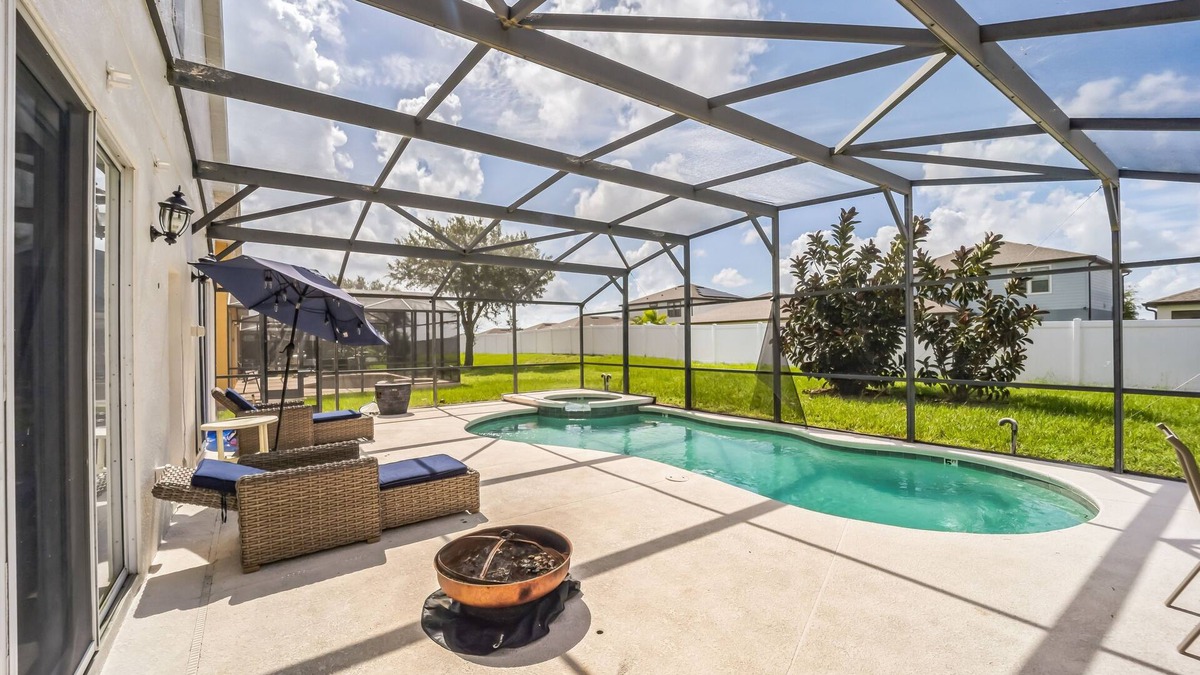 Marbella House | Elegant 5BR Villa with Private Pool by RedAwning
