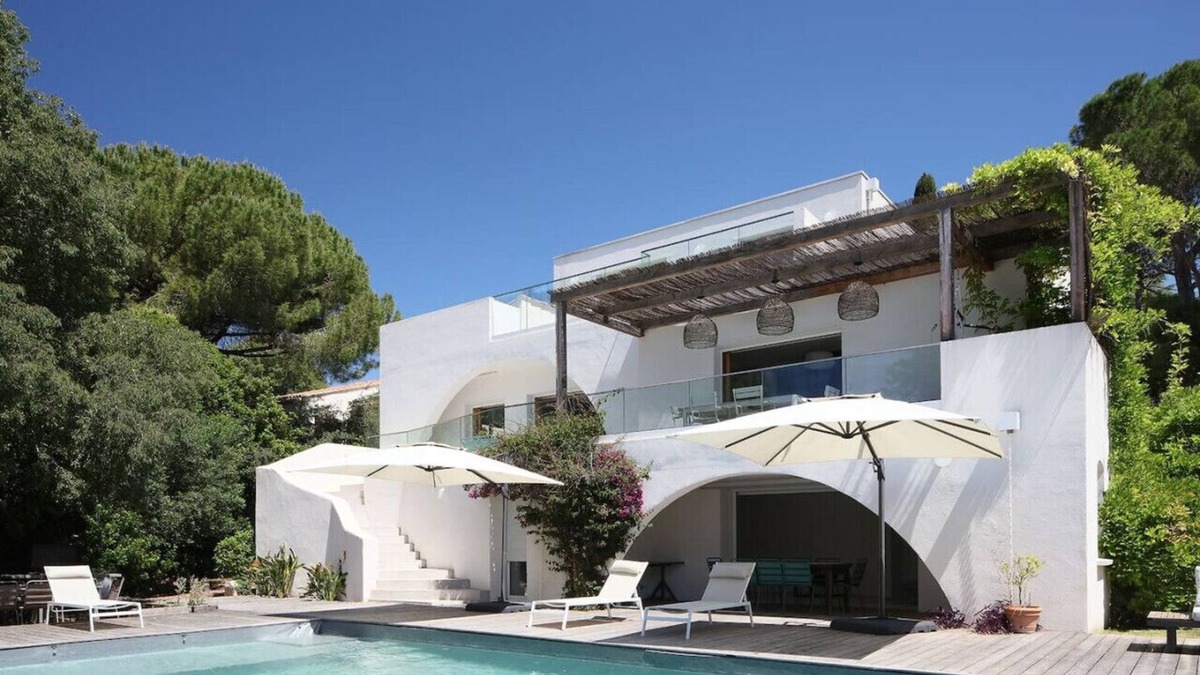 Aiguelongue House | Elegant 6-Bedroom Oasis near the Beaches of Montpellier