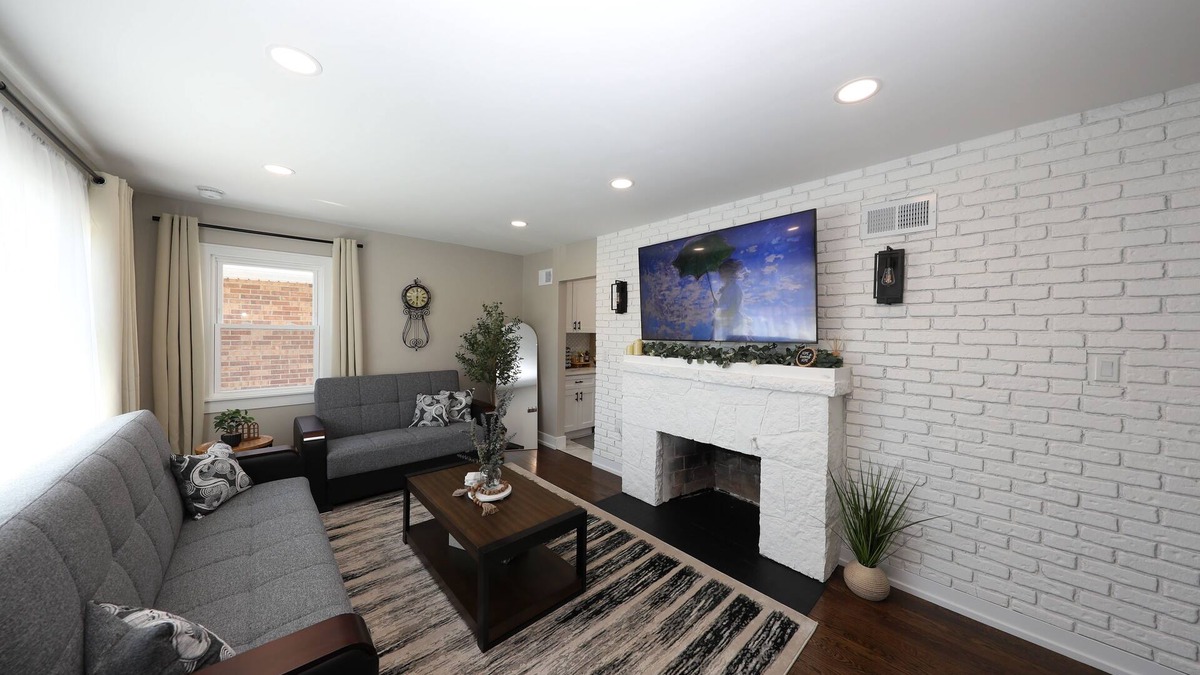 Oak Lawn House | Elegant and Cozy 2 Bedroom Recently Renovated Home