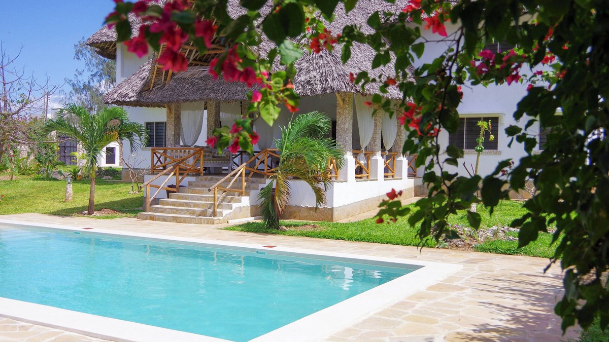 Watamu Villa | elegant and exclusive african style villa with chef and maid