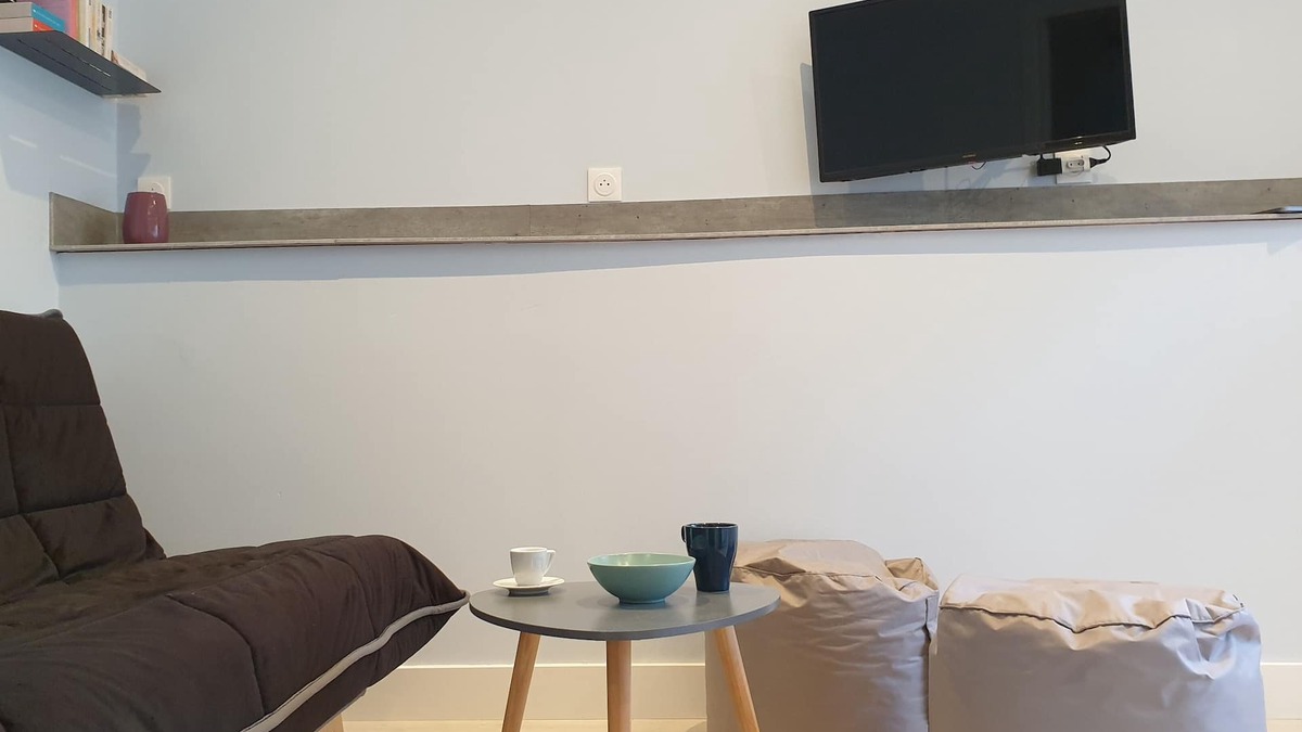 Granville Apartment | Elegant and functional 2-room studio, 5 minutes from the train station and 10 minutes from the beach!