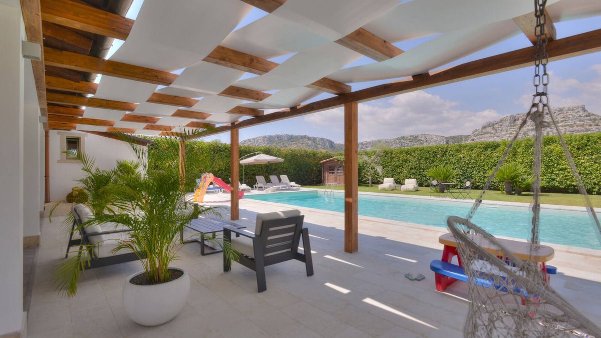 Syracuse Villa | Elegant and modern villa in the countryside with private pool and tennis court