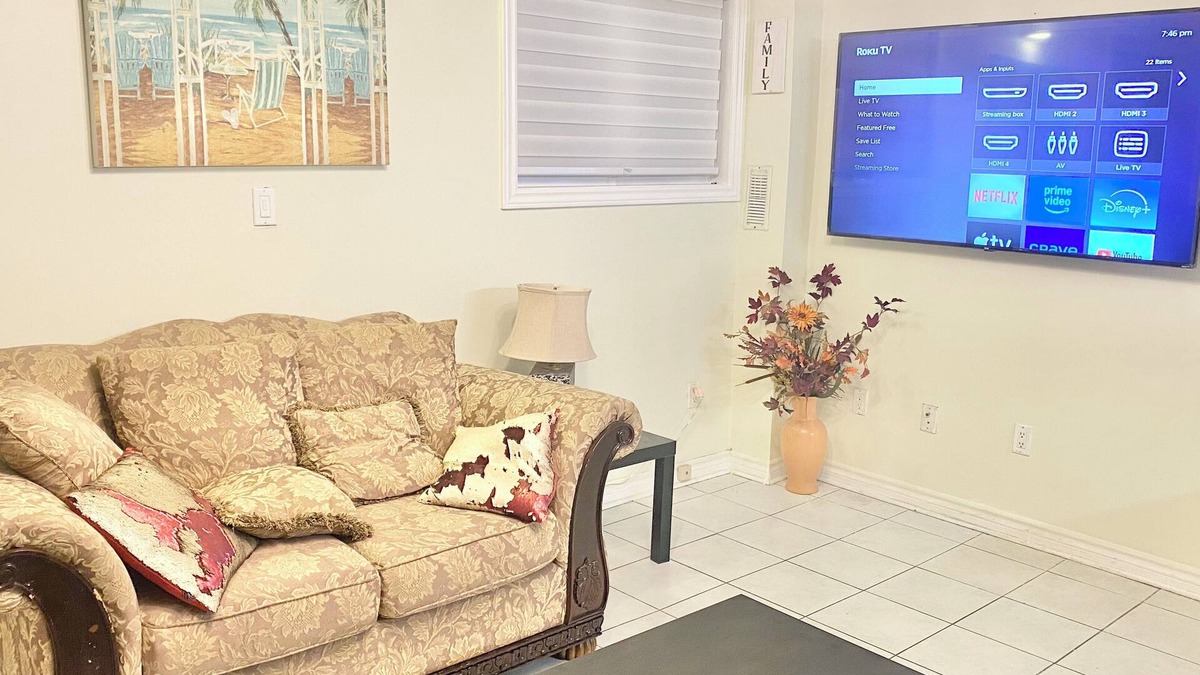 Brampton Apartment | Elegant apartment for a Couple/Business visitors. 1 Bedroom walkout basement.