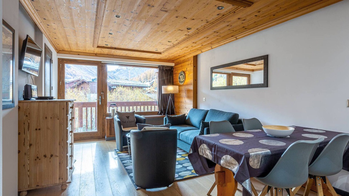 Le Cret Apartment | Elegant apartment in Val-d'Isère with balcony, parking, wifi