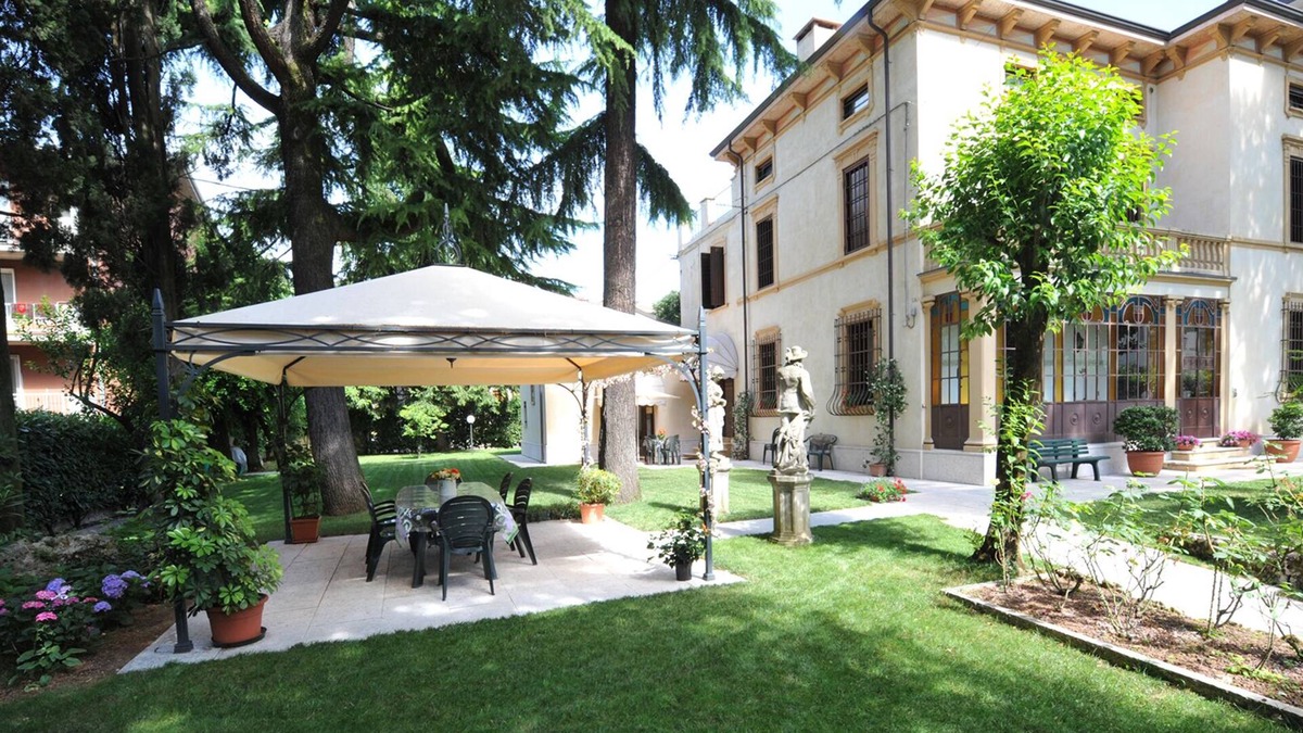 Borgo Trento Apartment | Elegant apartment in Art Nouveau villa near the center with private parking