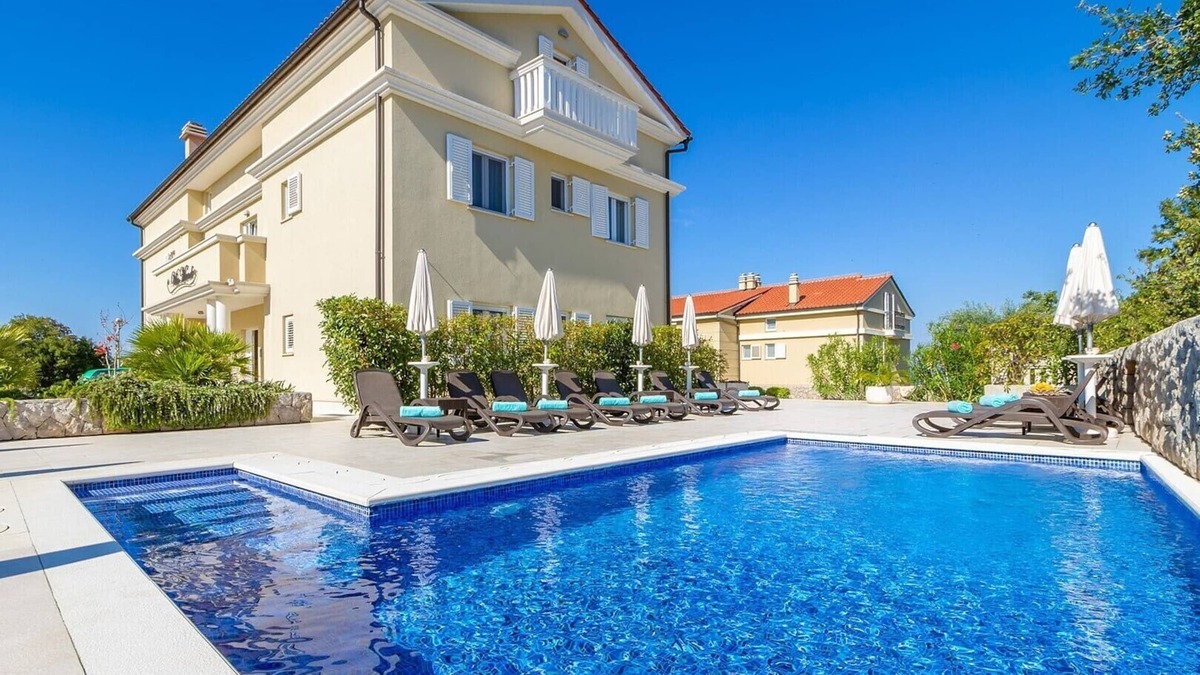 Zidarici Apartment | Elegant apartment Mande 3 in villa with a pool on Krk