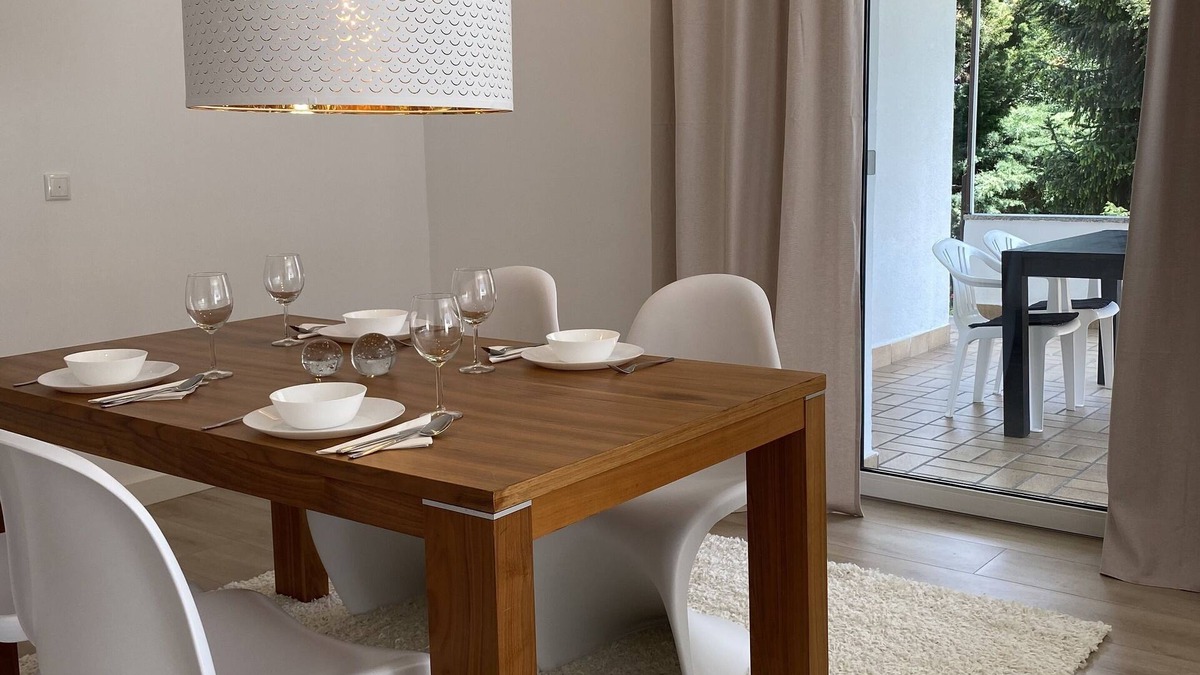 Hanau Apartment | Elegant apartment with balcony and outdoor seating area with two parking spaces
