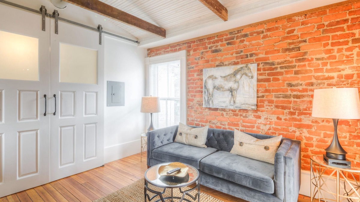 Belmont Apartment | Elegant Apt | Dtwn Belmont close to Hospital