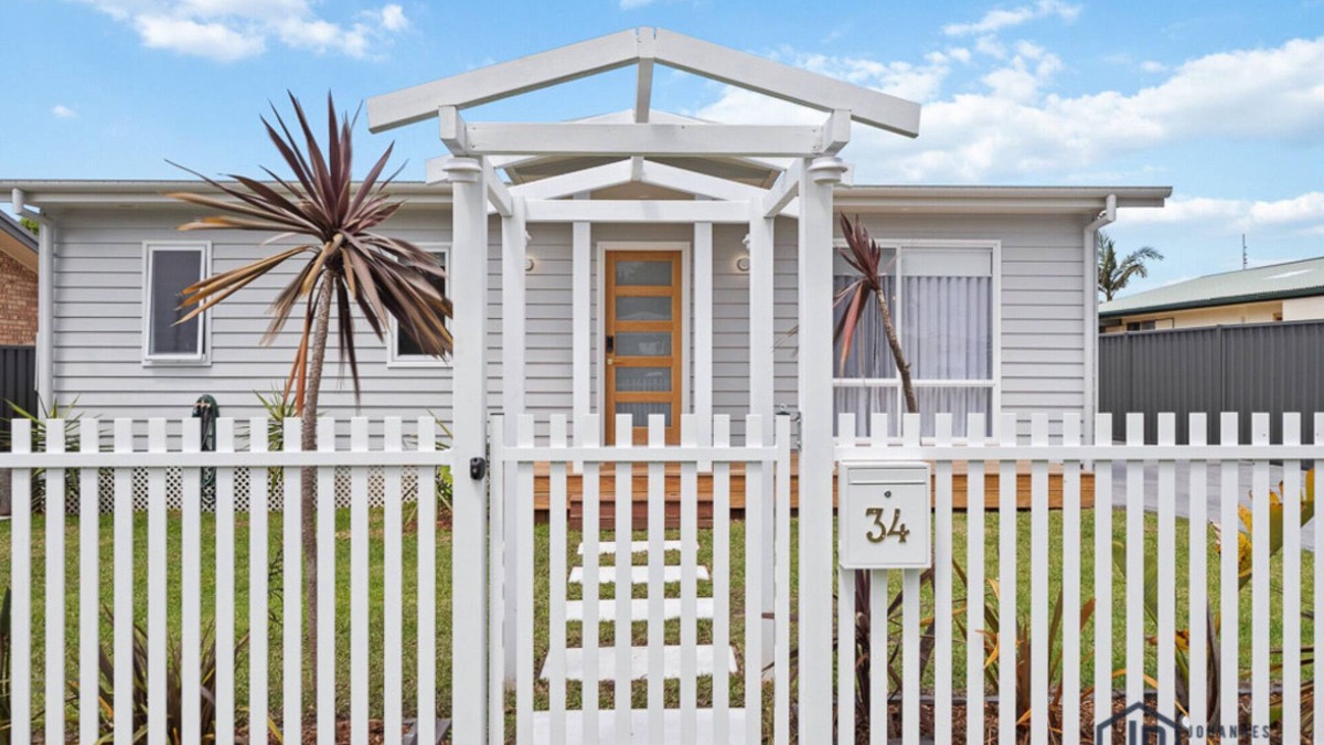 Tomakin House | Elegant Beachside Retreat with Luxurious Amenities