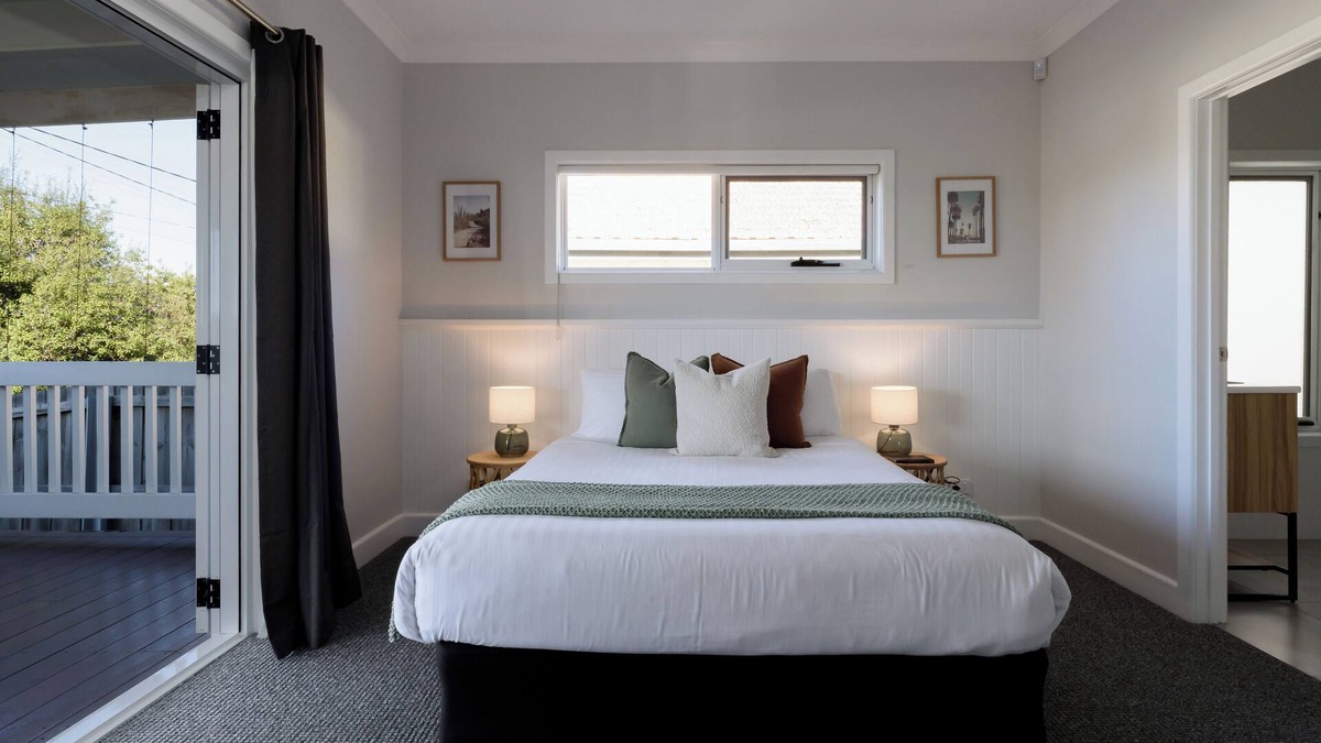 Beauty Point House | Elegant Beauty Point Home with WiFi & Fireplace