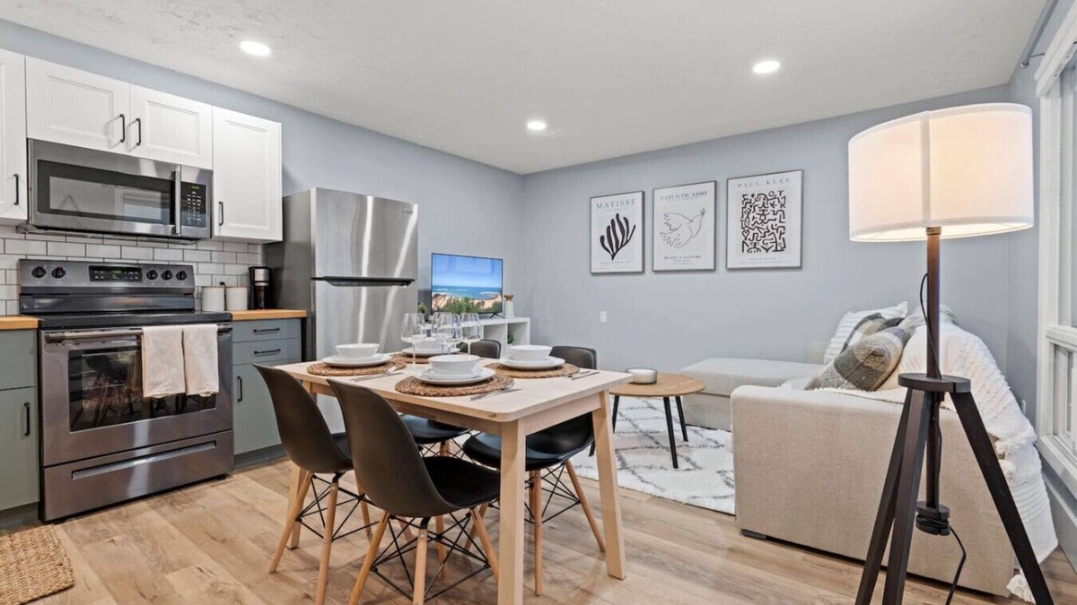 Jasper Place House | Elegant Boho Retreat ~8 mins to WEM -PATIO -AC