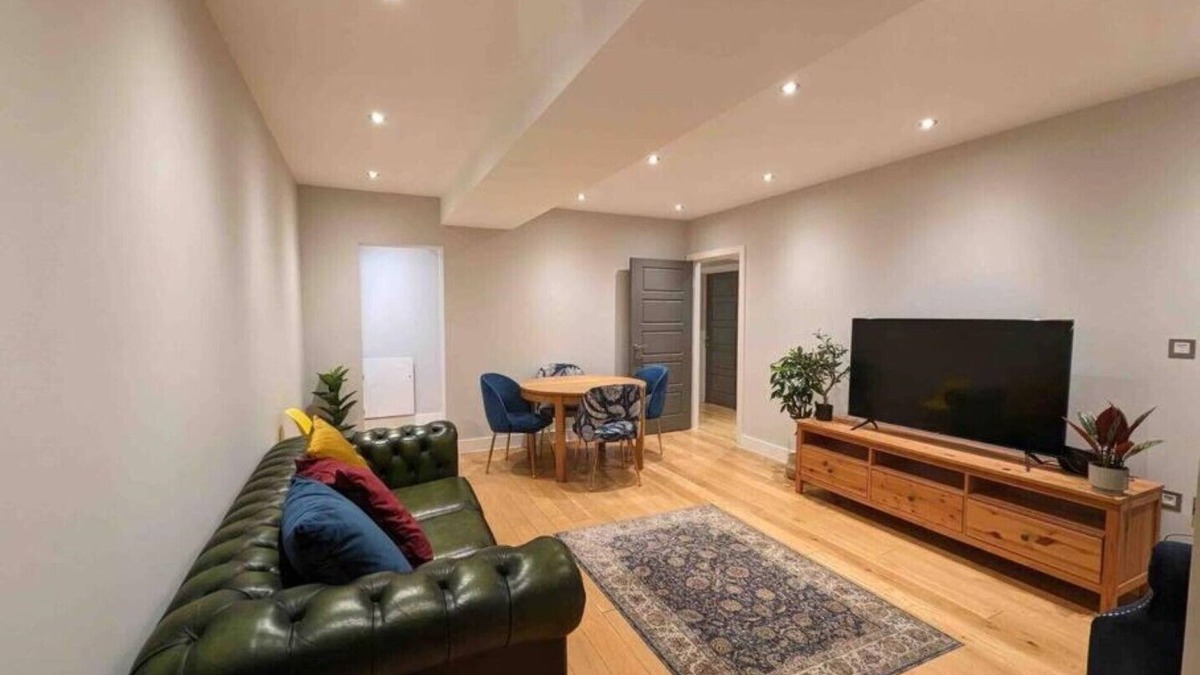 Brentwood Apartment | Elegant Central Brentwood Flat