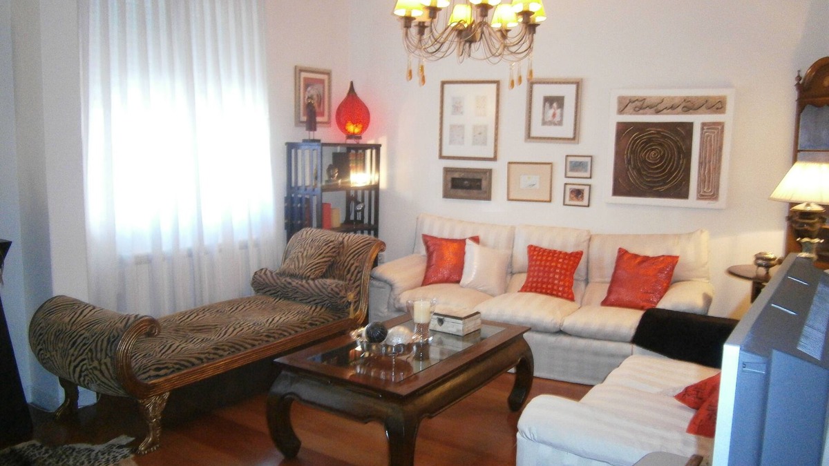 Guindalera Apartment | Elegant Centrally Located Apartment ju