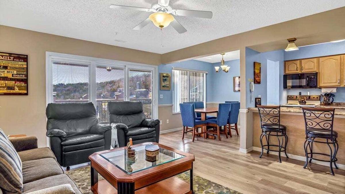 Indian Point Condo | Elegant Condo includes Boat Slip-Silver Dollar 1 mile! Beautiful Lake Views!