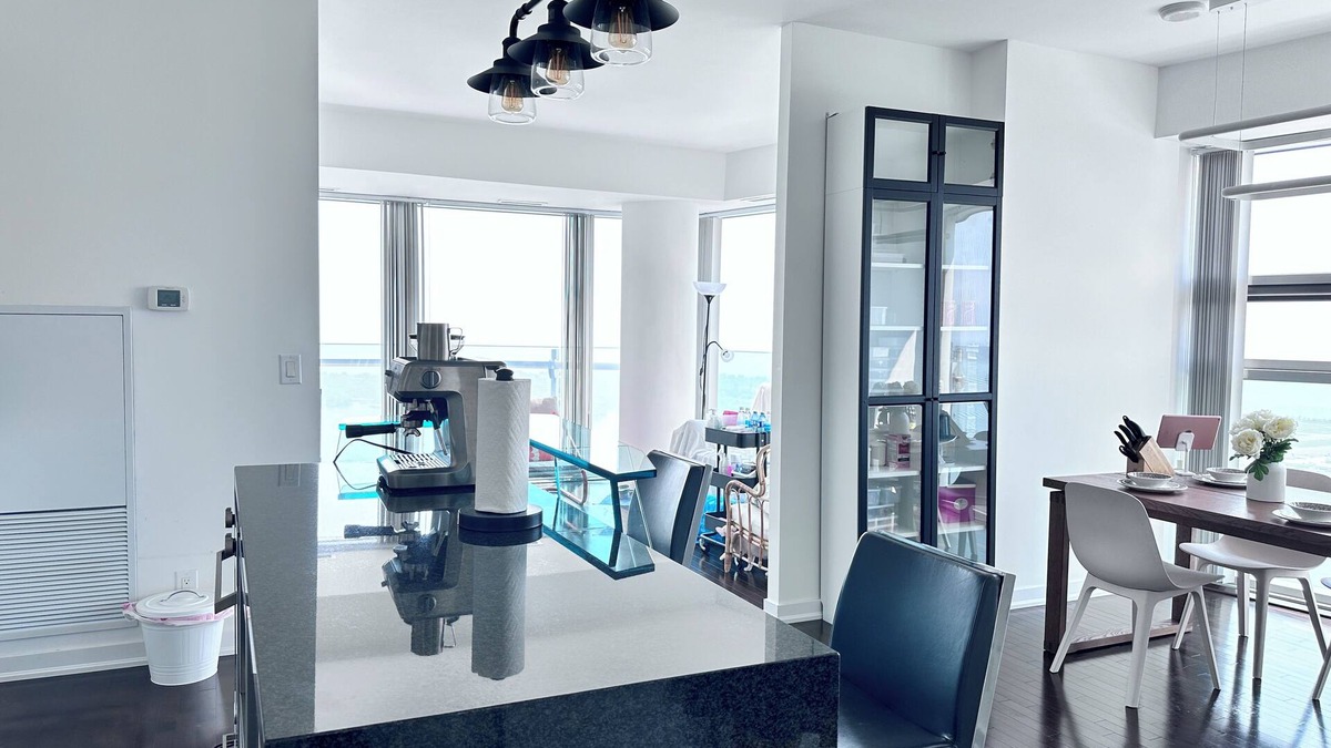 Toronto Entertainment District Apartment | Elegant condo with Lake Views Near CN Tower Modern Décor