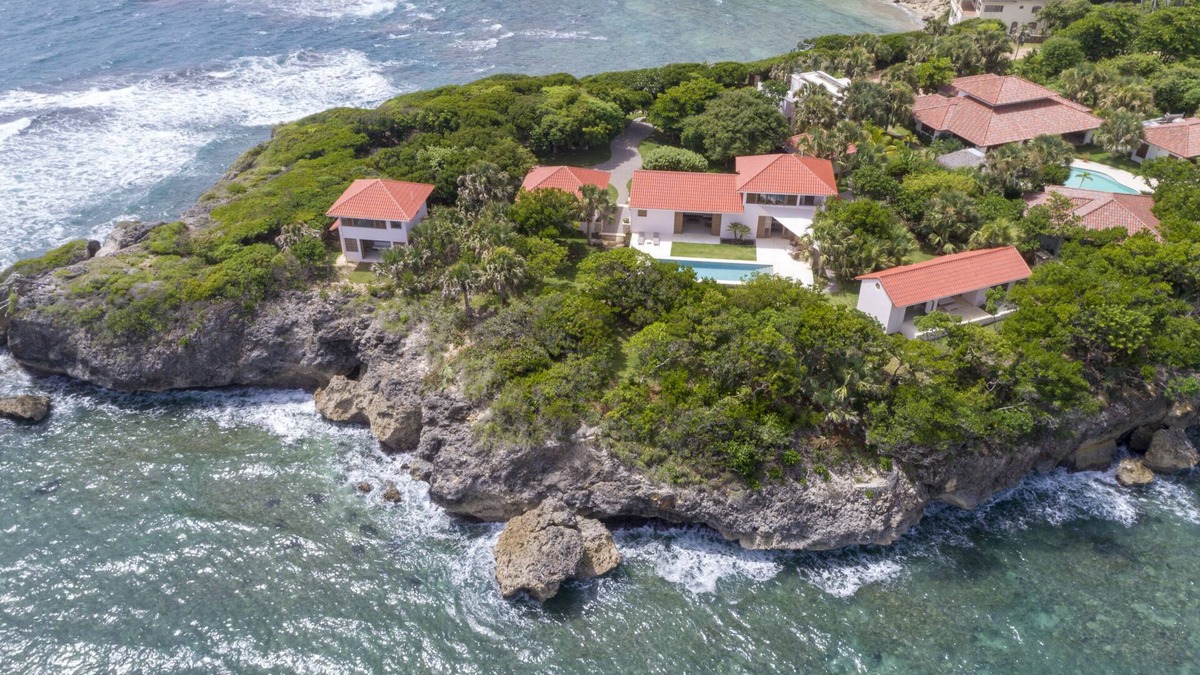 North Coast Villa | ELEGANT, CONTEMPORARY OCEANFRONT VILLA ON ITS OWN PRIVATE PENINSULA