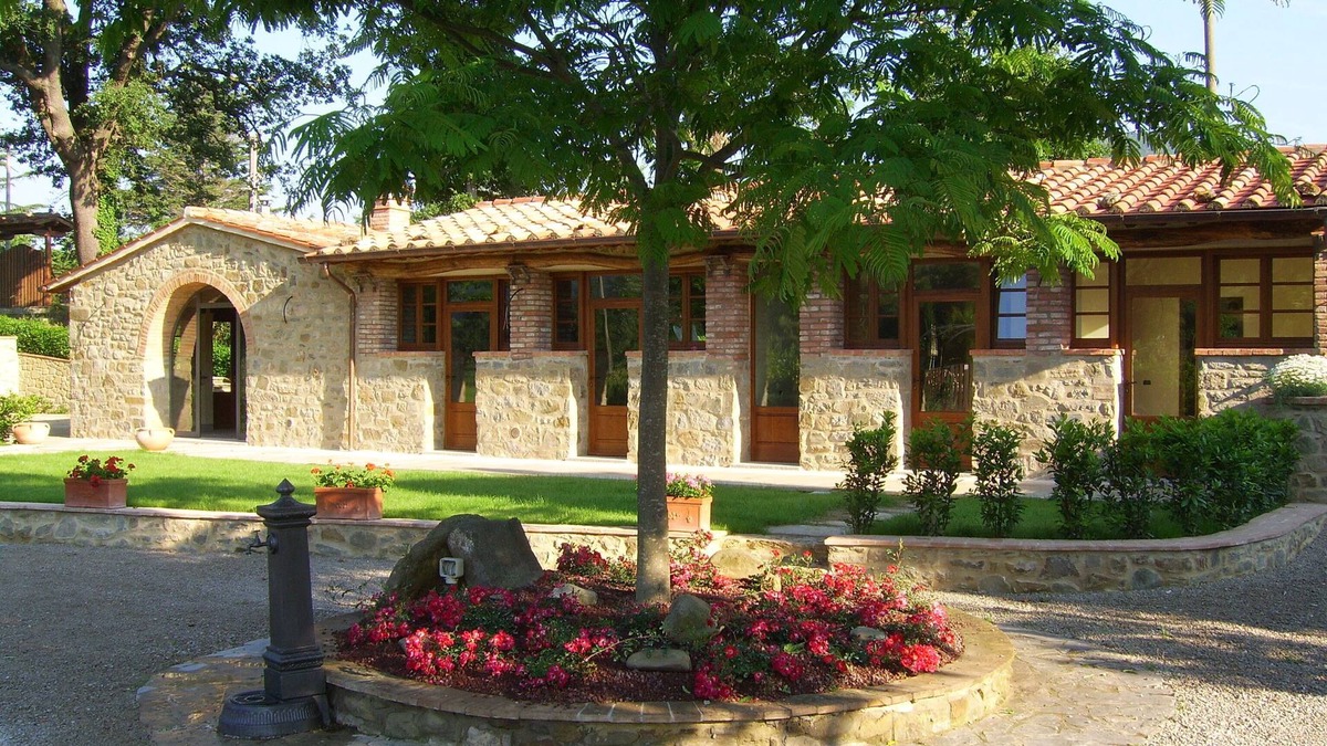 Cortona House | Elegant country barn in Cortona 2bed2bath with shared pool & gorgeous gardens