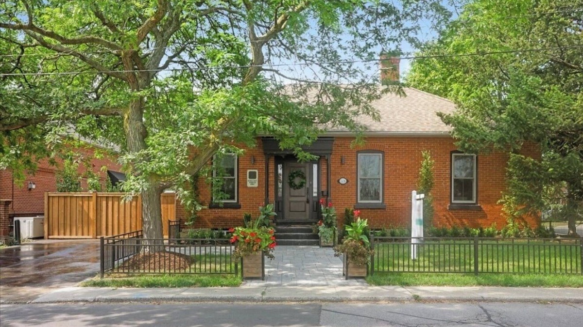 Burlington House | Elegant Downtown Burlington Retreat – Walk to Lake, Shops & Dining!
