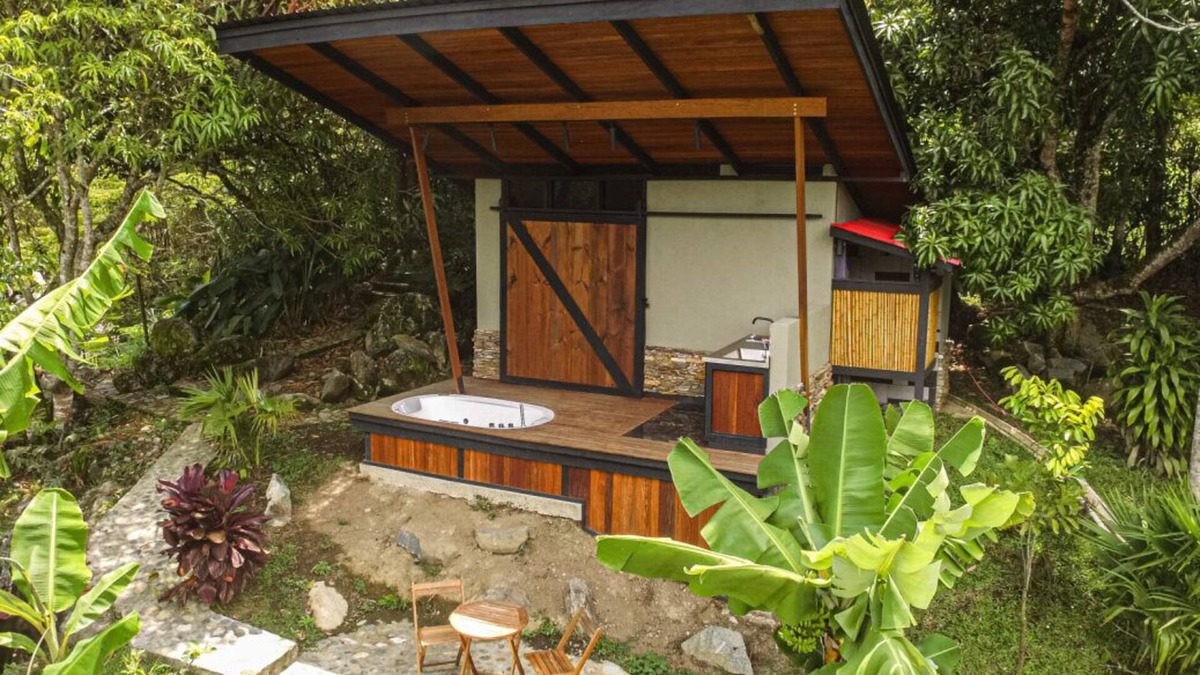 Barbosa Cabin | Elegant Eco Cabin: Jacuzzi, Nature, and Waterfalls.
