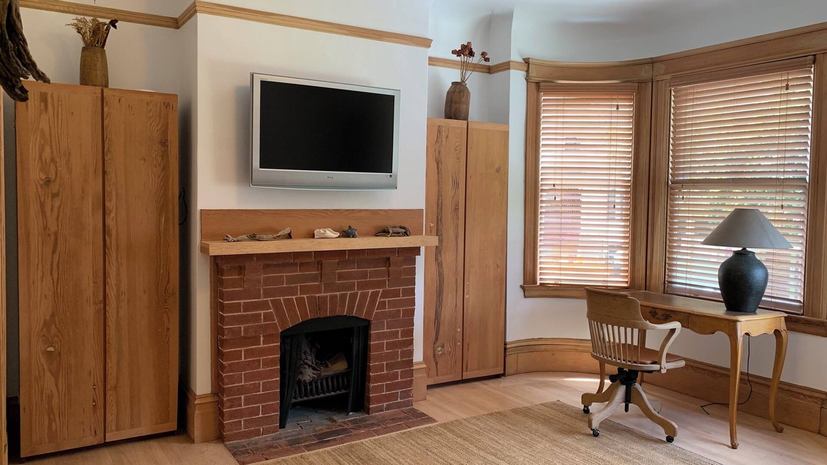 Russian Hill Condo | Elegant Edwardian North Beach apt with parking