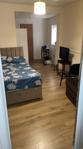 Slough Apartment | Elegant En-Suite Room for a Relaxing Stay