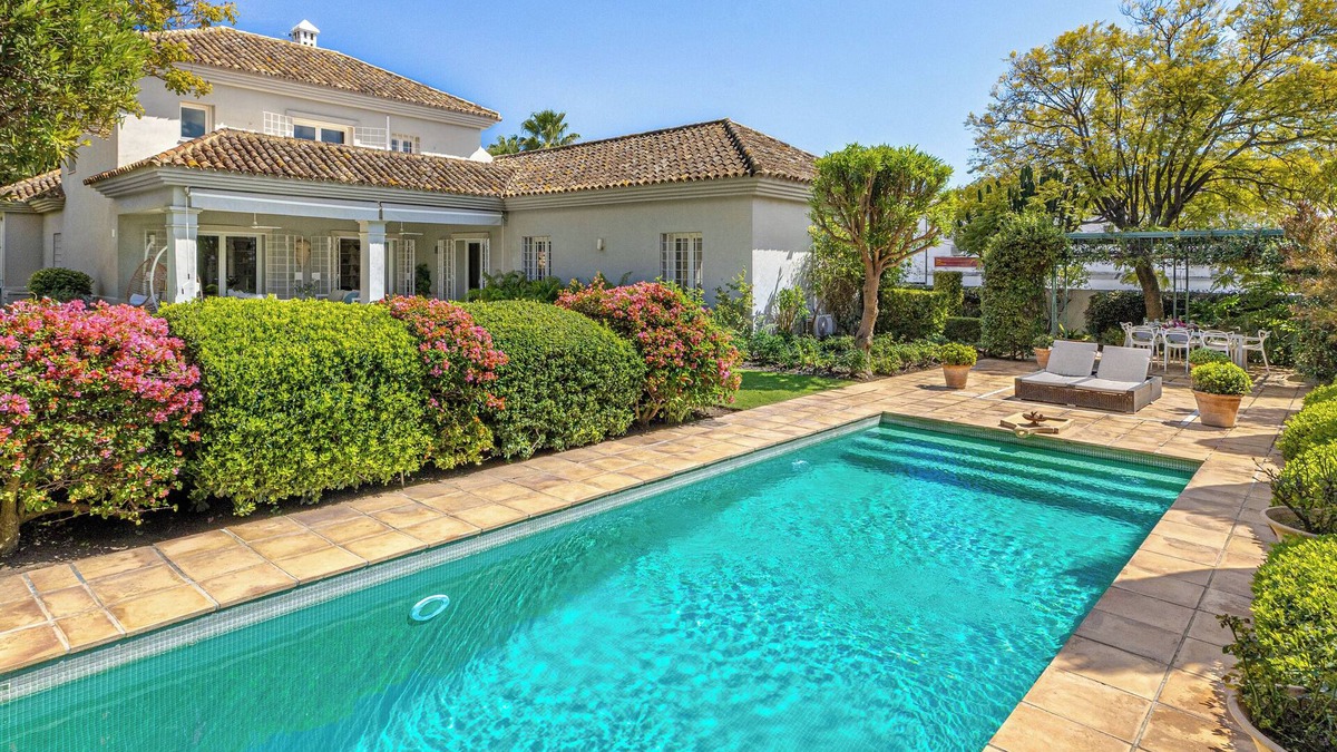 Guadalmina Villa | ELEGANT VILLA FOR GOLFERS: OUTDOOR BBQ, POOL AND SOLARIUM, PLUS HOME CINEMA ROOM