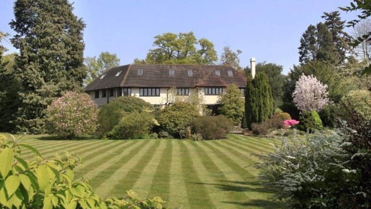 Stoke Poges Villa | Elegant family home backing into a Golf Course .