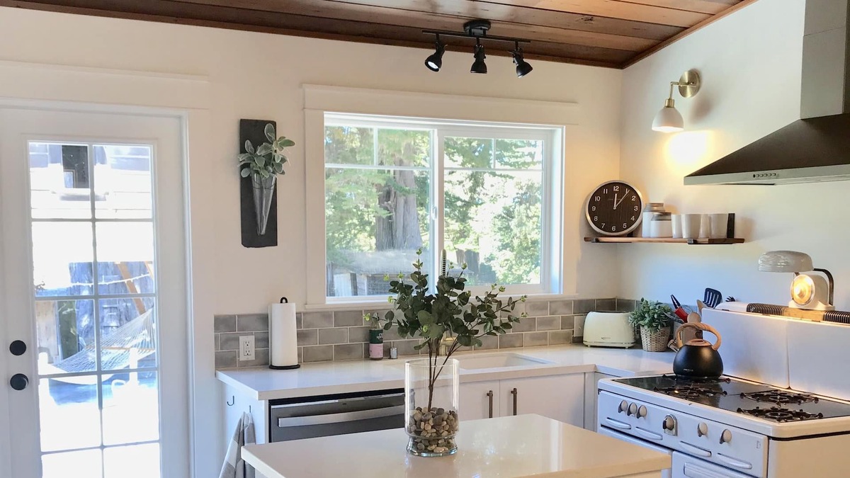 Fort Bragg House | Elegant farmhouse cottage on beautiful apple orchard
