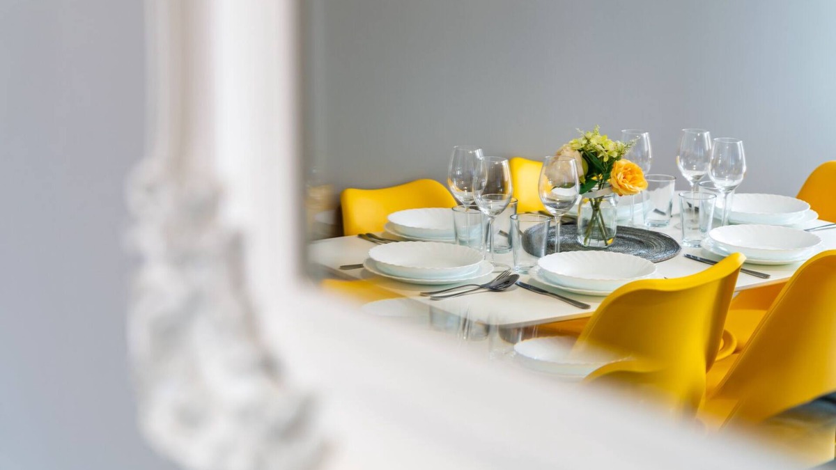 Amesbury Apartment | Elegant Flat Near Stonehenge Amesbury Town Center Smart TVs Netflix FREE PARKING
