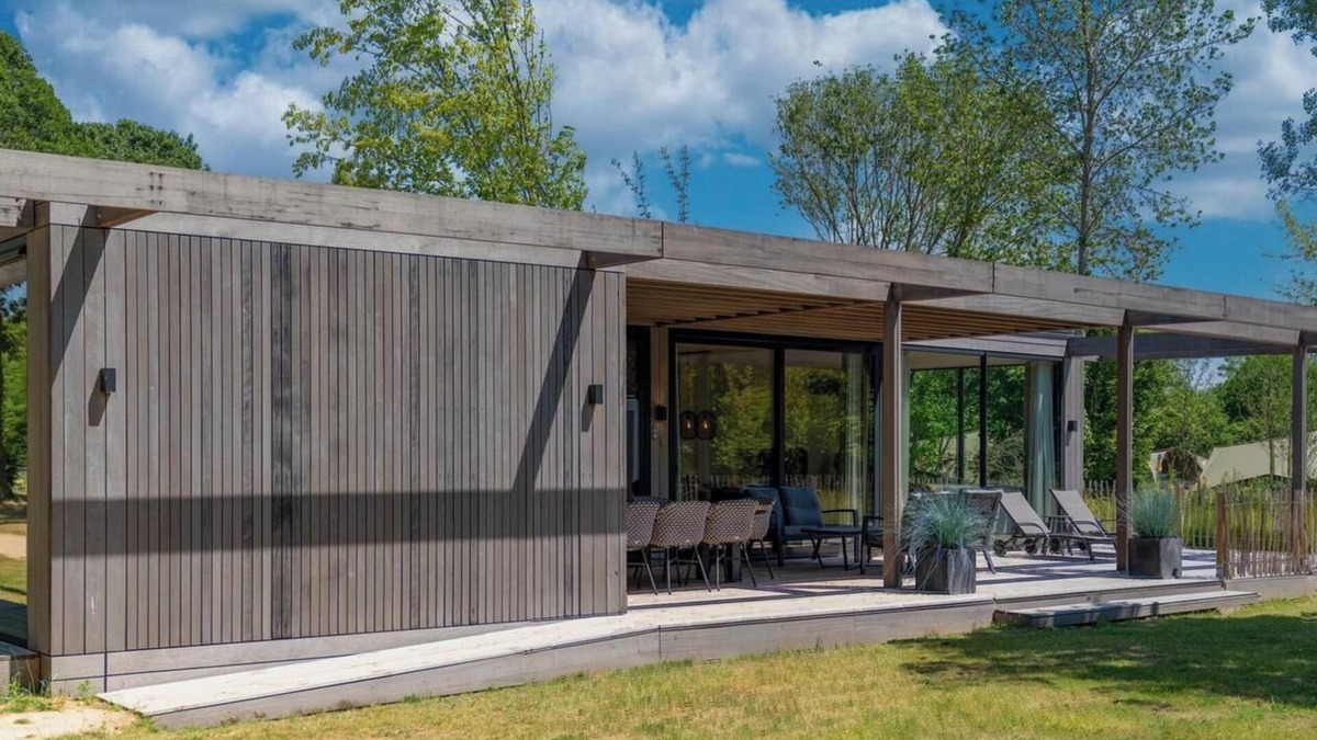 Maasbree House | Elegant forest villa with luxury kitchen, large terrace and three bedrooms – ideal for families or friends looking to relax in nature.