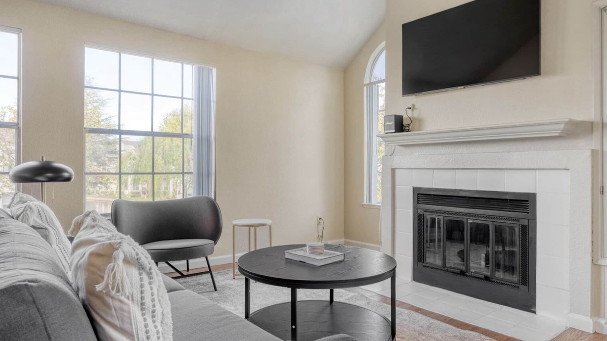 Foster City Apartment | Elegant Foster City 2BR w/Gym, 2 Pools & W/D, near VISA, by Blueground