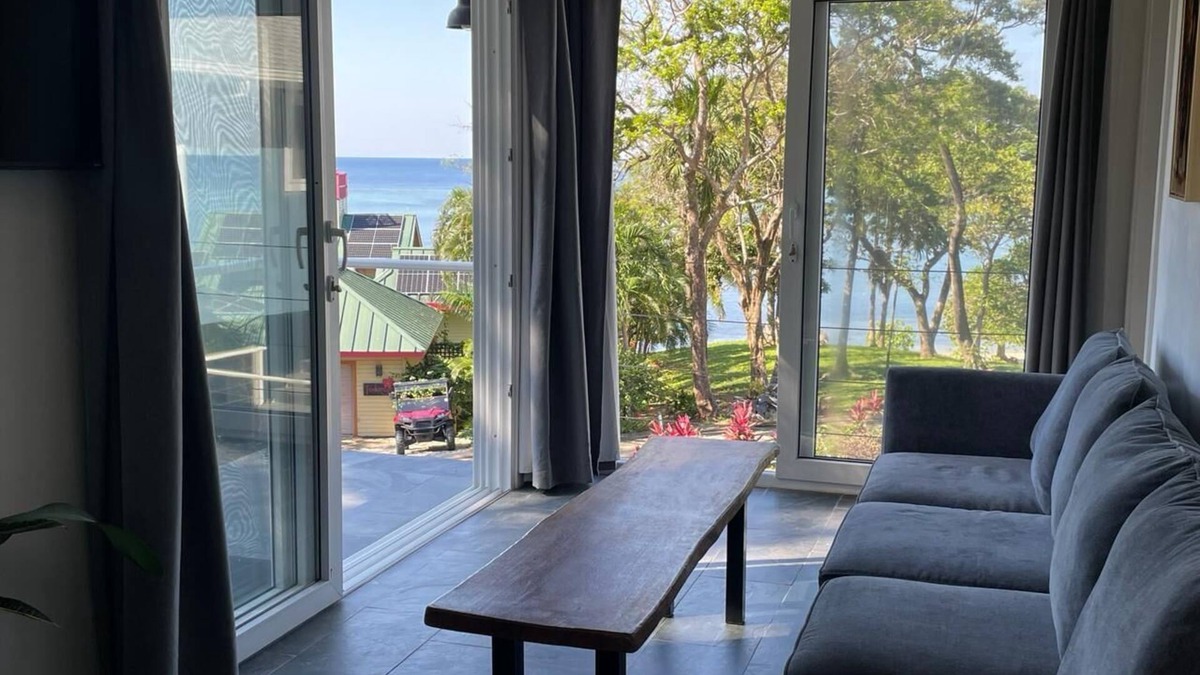 Antoneys Cay House | Elegant Guest house walking distance to beach, pool, snorkeling, kayak and more.