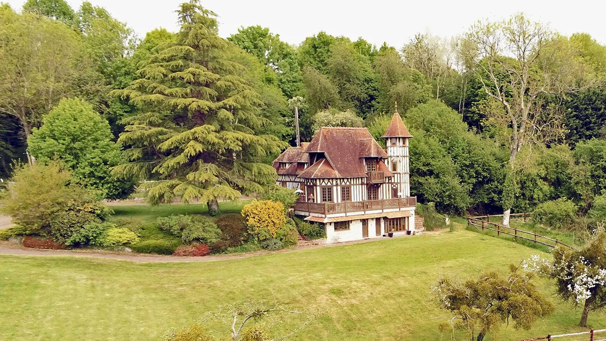 Bonneville-la-Louvet House | Elegant half-timbered manor with its SPA area, its English PUB and its Pianos