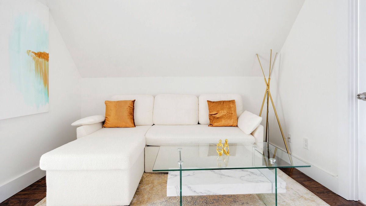 White Plains House | Elegant Hideaway Free Parking