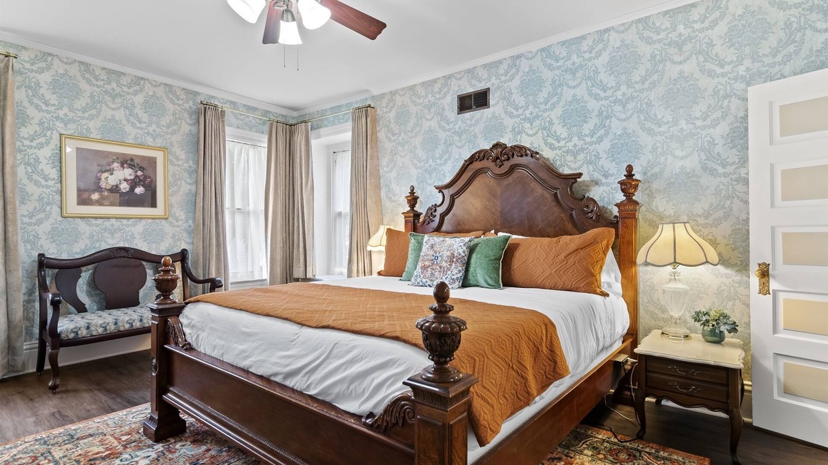 Springfield Apartment | Elegant Historic Stay | Walk to Capitol & Attractions | Modern Comfort