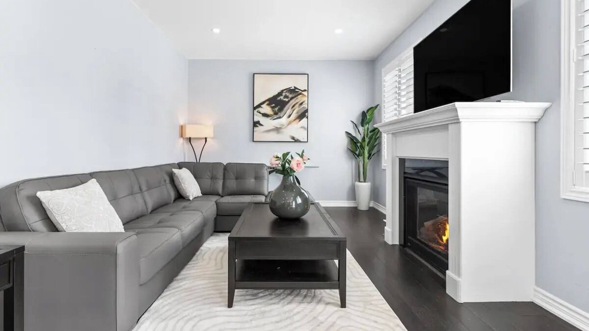 Niagara-on-the-Lake House | Elegant home with hot tub close to wineries, US border, shopping Niagara falls