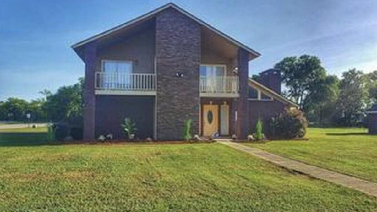 Montgomery House | Elegant Home that sleeps 15 guests!