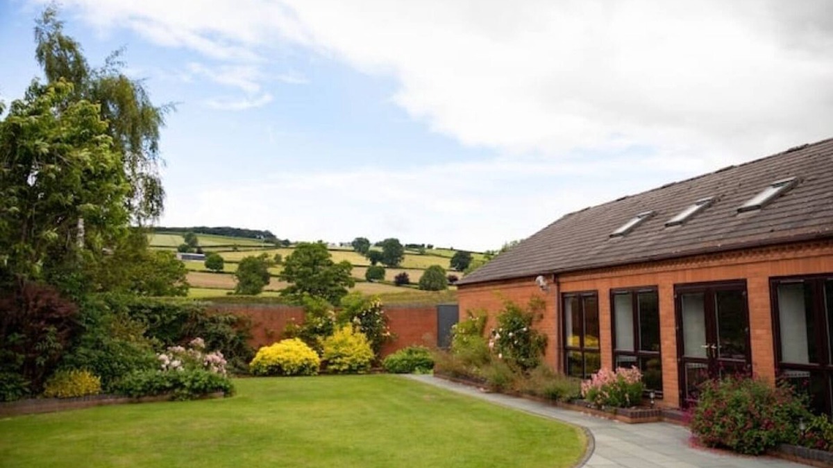 Kington House | Elegant Home with Pool & Sauna near Golf Course