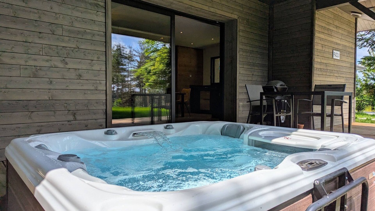 Le Chambon-sur-Lignon Cottage | Elegant lodge with private spa and wellness