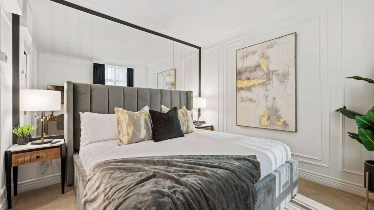 Central Hotel | Elegant Luxury: 2 Bed Canada Place - Valet Parking