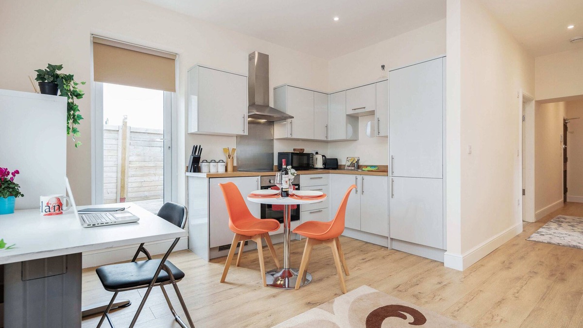 Stockcross Apartment | Elegant Luxury Flat, Converted Pub with Free Parking