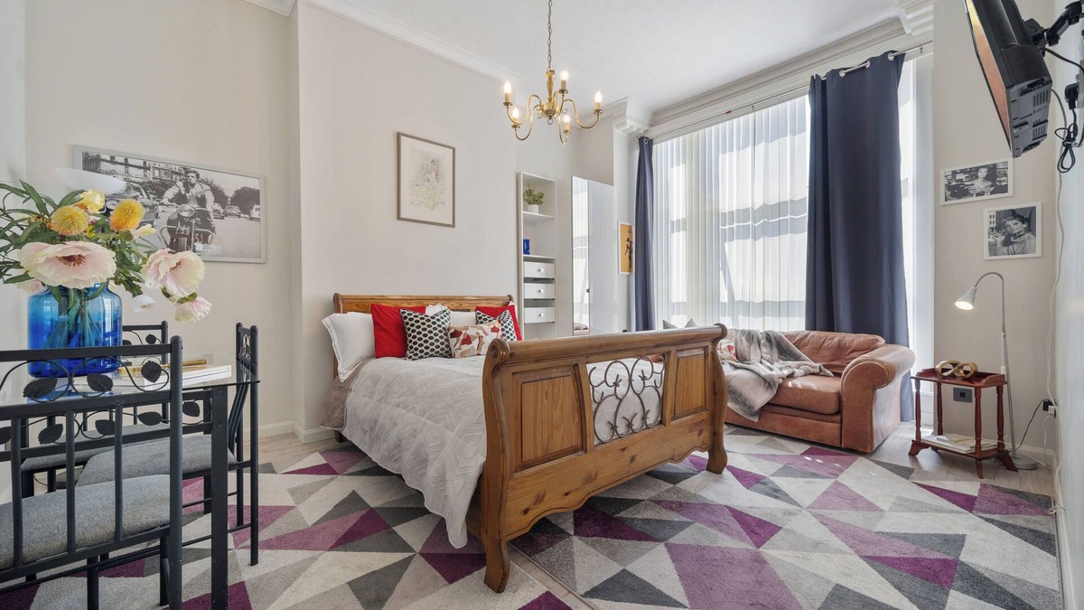 West Ealing Apartment | Elegant Modern Studio in the Heart of Ealing