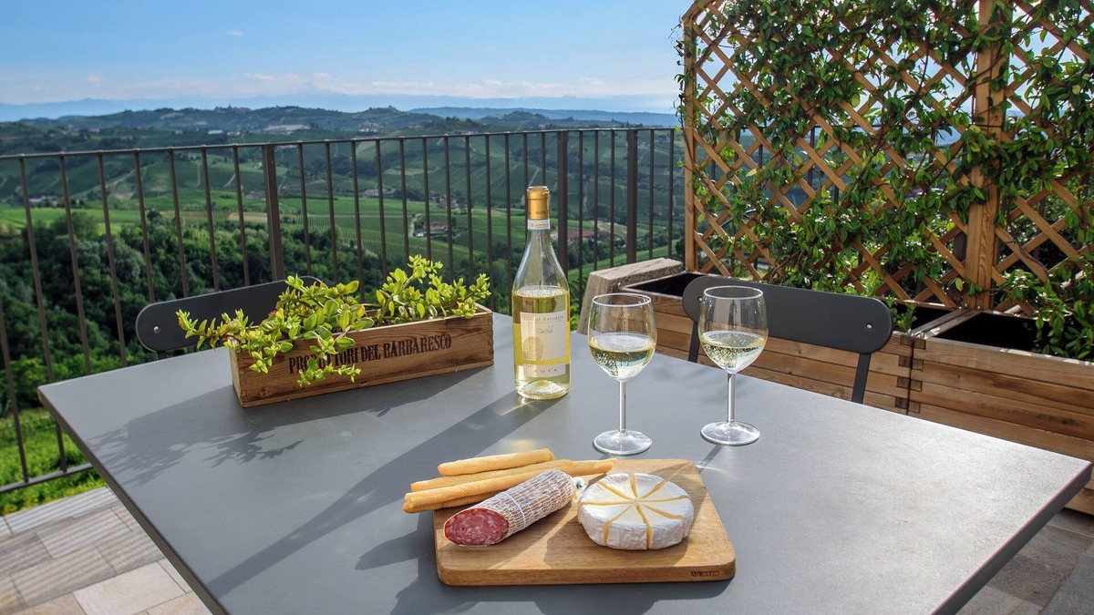 Treiso House | Elegant Panoramic Two-Room Apartment. Treiso Belvedere 1, Elegante Bilocale Panoramico. Treiso Belve